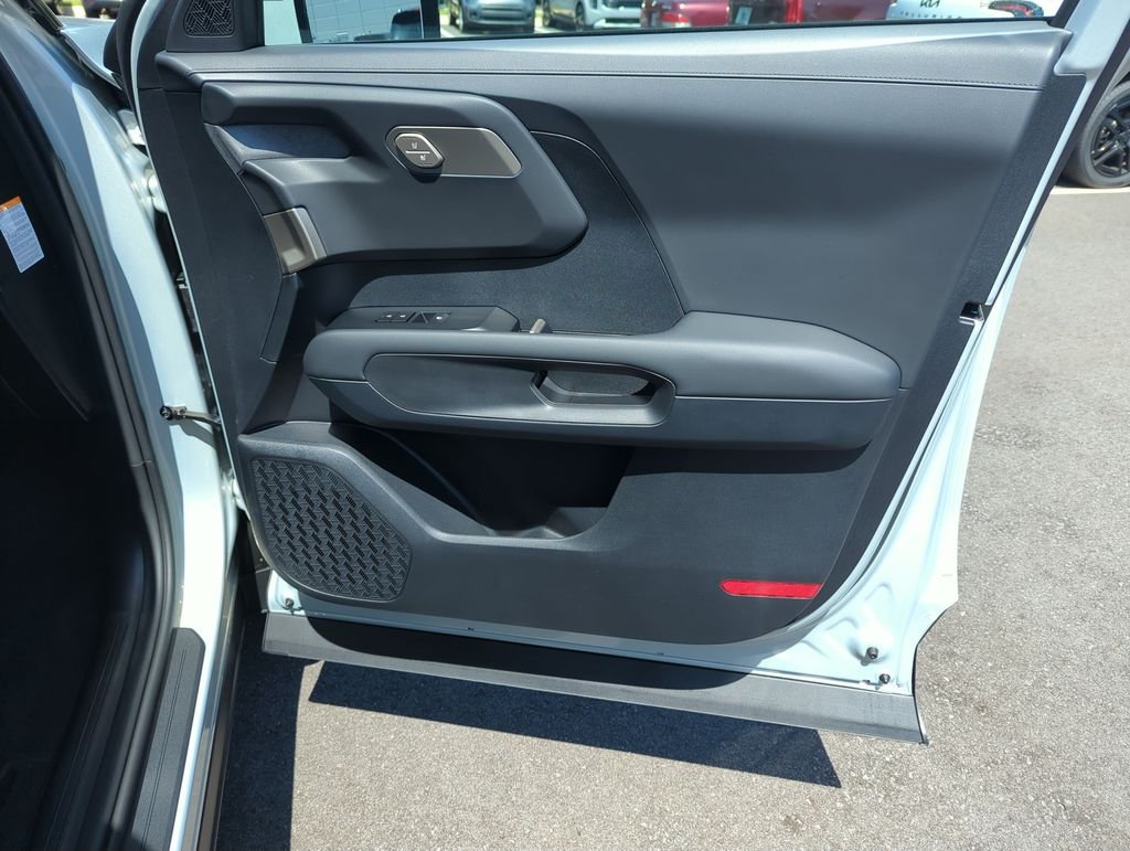 New 2027 Ivory Silver Kia EX image 37