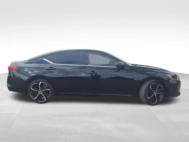 Used 2024 Black Nissan 2.5 SR image 9