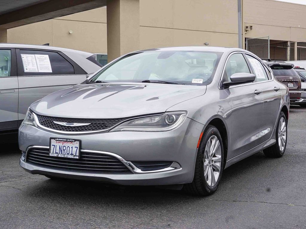 Used 2015 Silver Chrysler Limited image 3