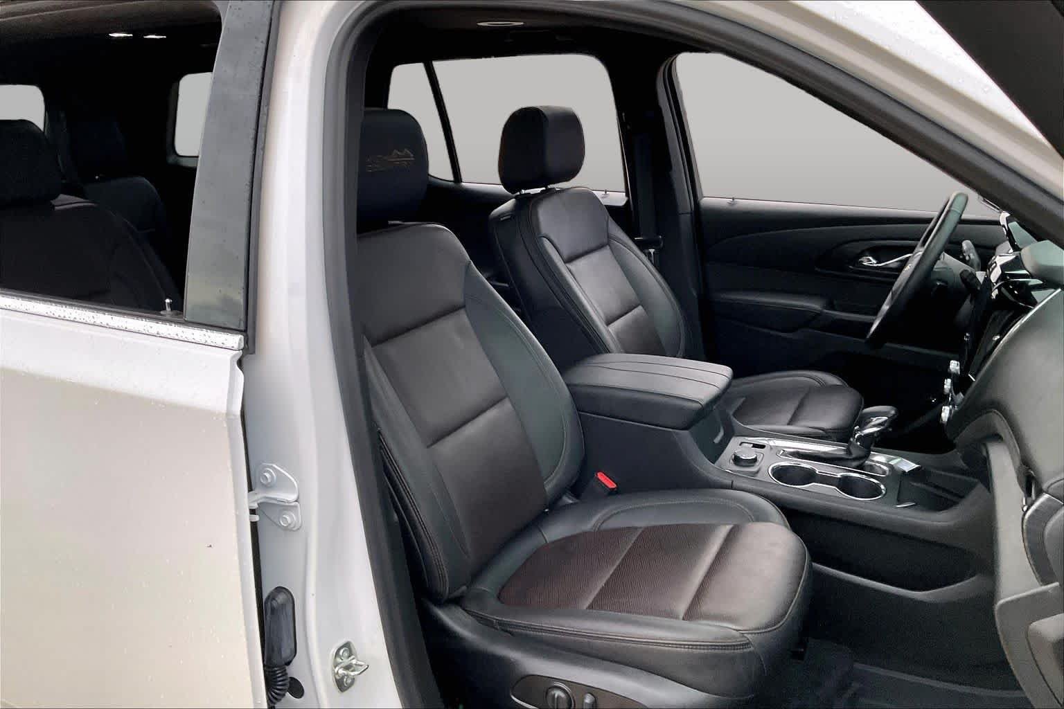 Used 2023 Iridescent Pearl Tricoat Chevrolet High Country image 9