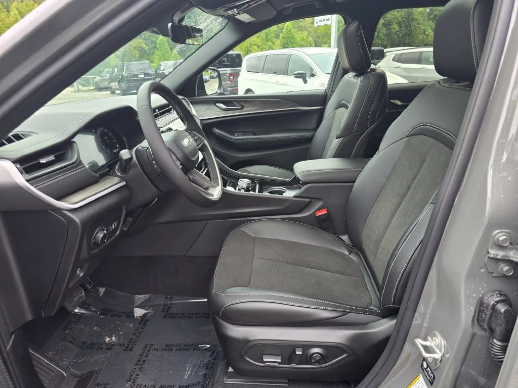New 2027 Gray Jeep Laredo Altitude image 4