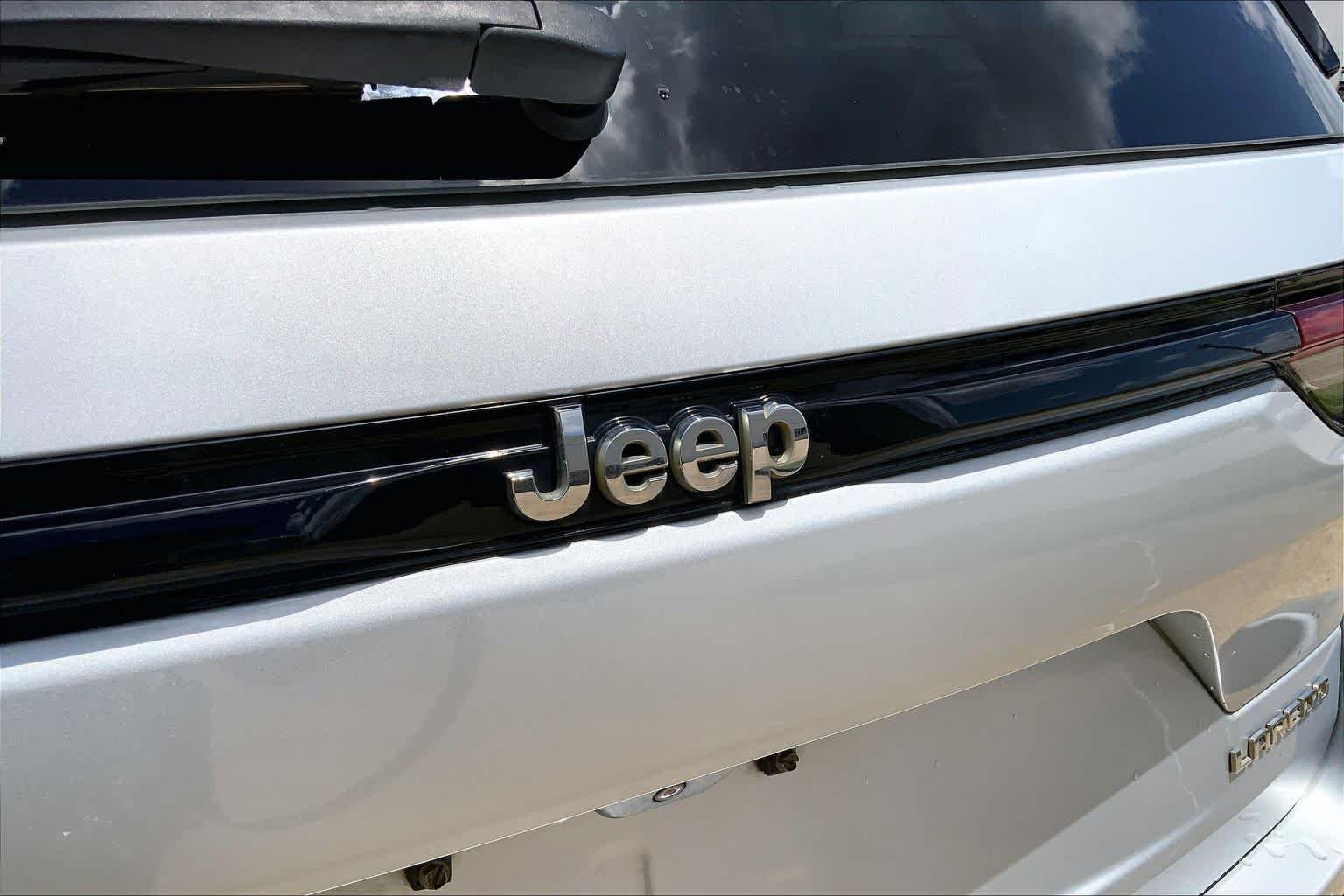 Used 2023 Silver Zynith Jeep Laredo image 30