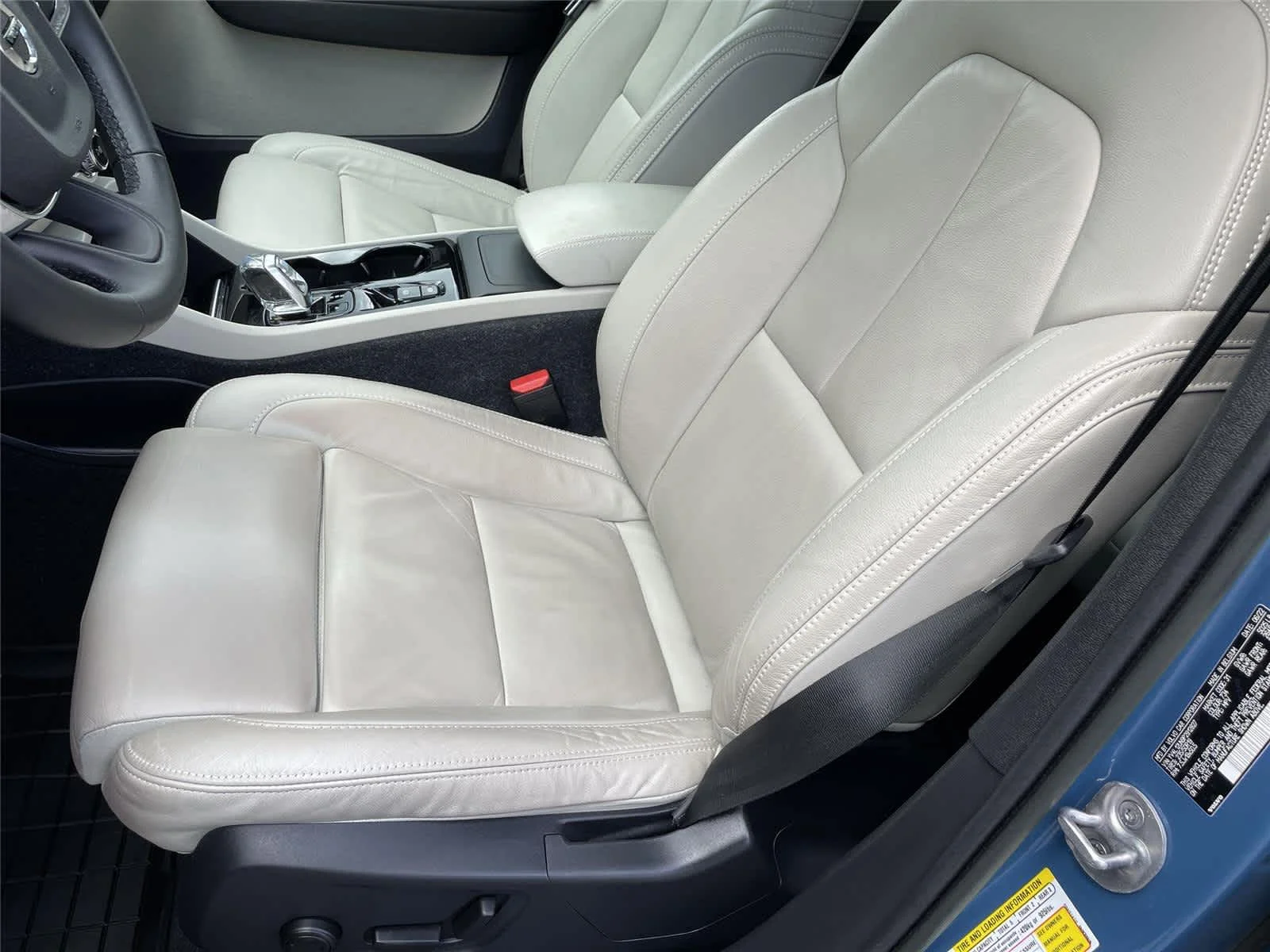 2023 Volvo XC40 Plus - Photo 12