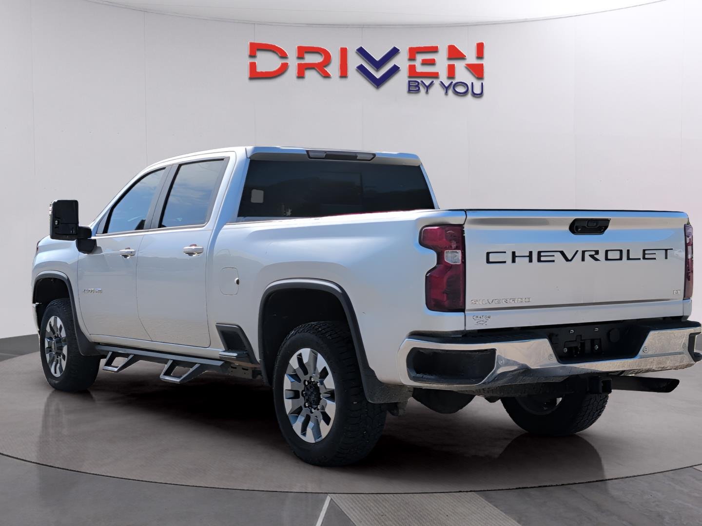 Used 2023 Silver Ice Metallic Chevrolet LT image 3