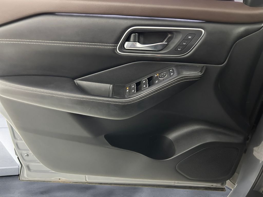 Used 2022 Gray Nissan Platinum image 12