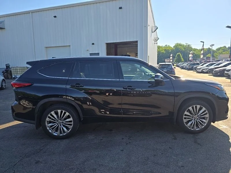 Used 2022 Black Toyota Platinum image 9