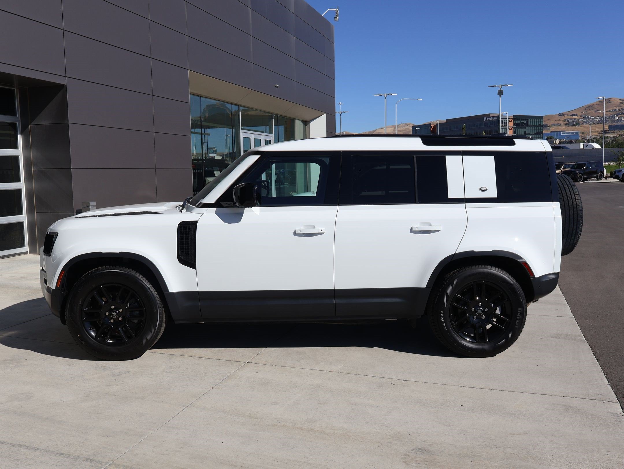 Used 2024 Fuji White Land Rover 110 P300 S image 9