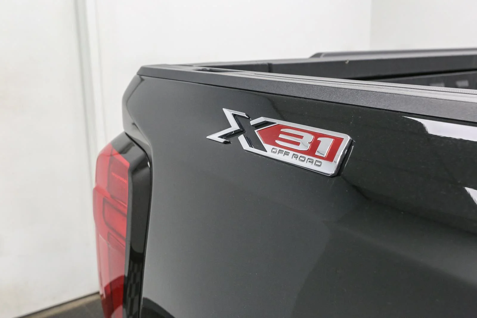 Used 2021 Onyx Black GMC SLT image 8