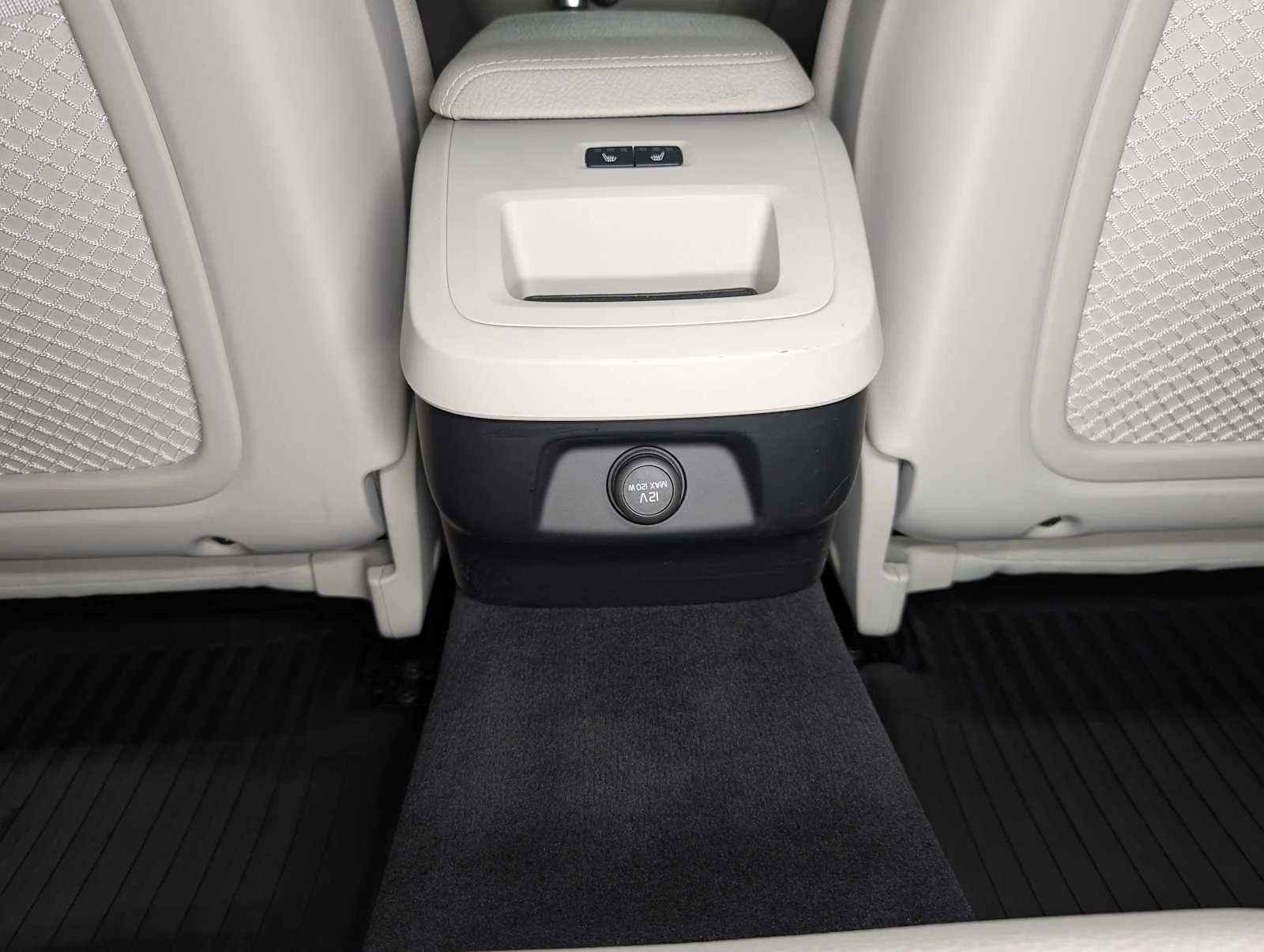 Used 2020  Volvo Momentum image 22