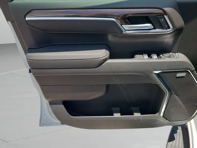 New 2026 Summit White Chevrolet RST image 16