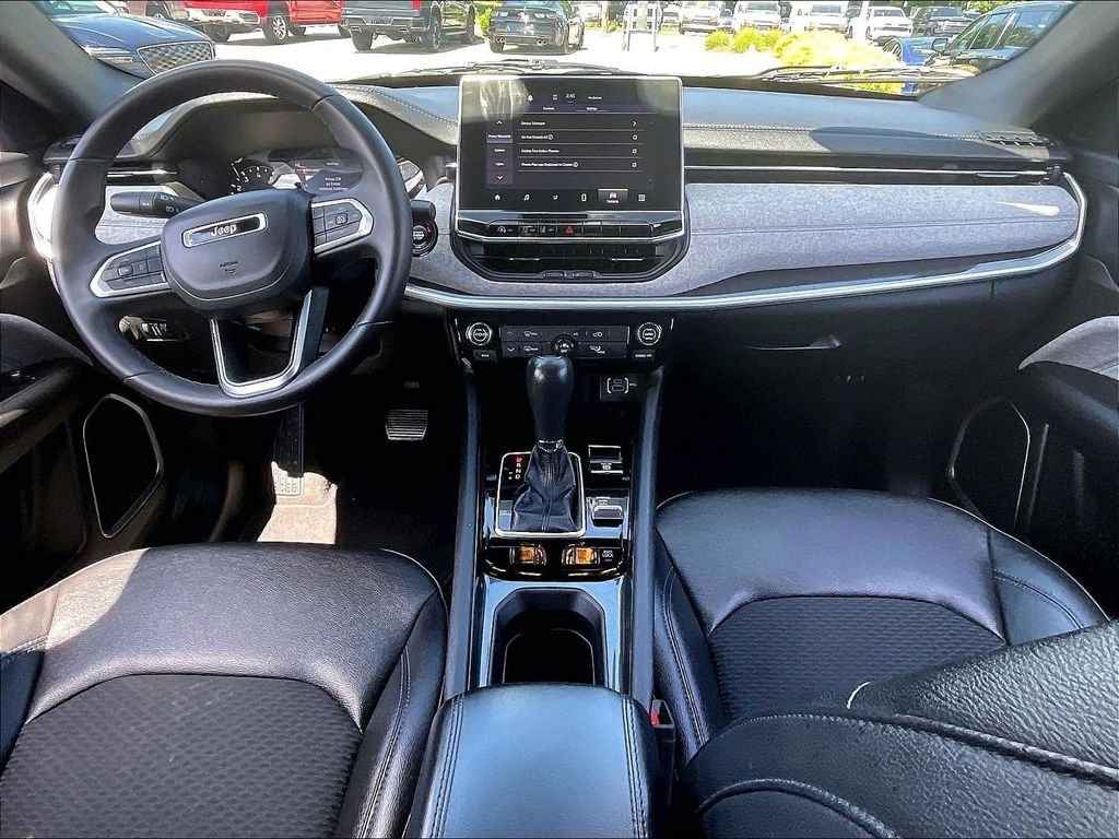 Used 2024 White Jeep Latitude image 21