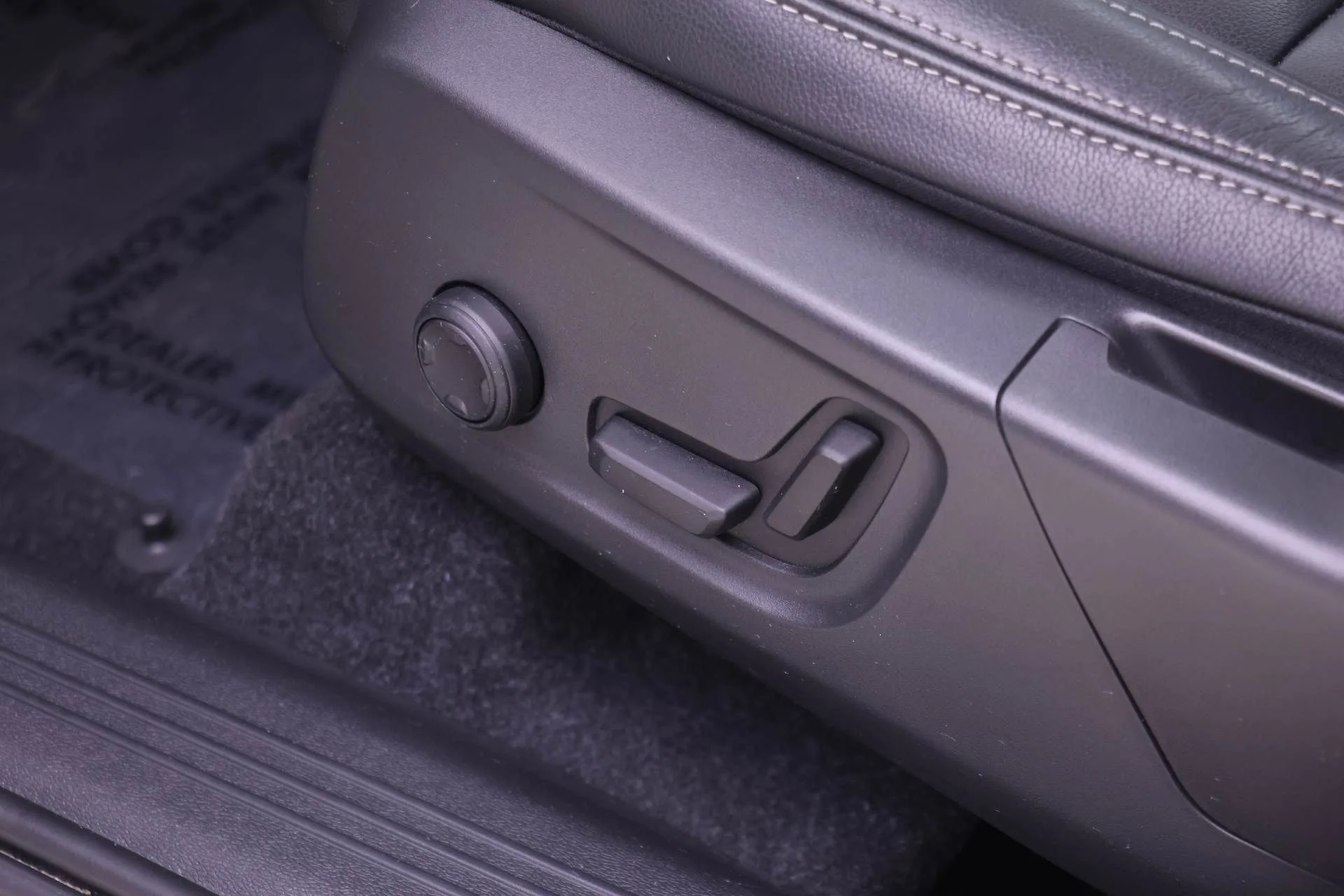 Used 2019 White Volvo Momentum image 20