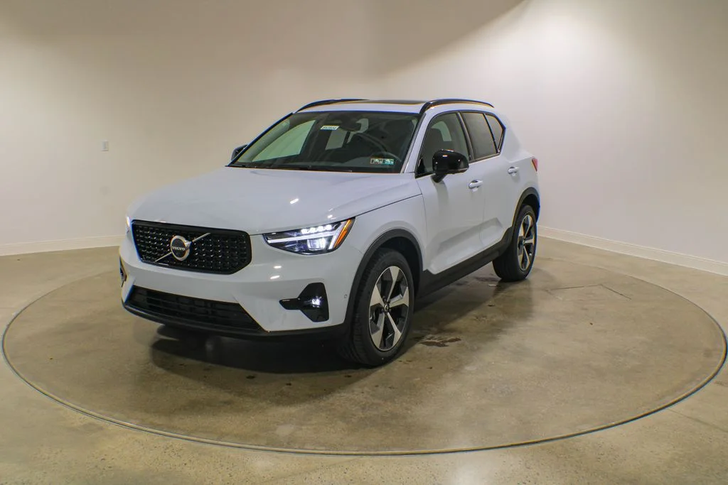 2026 Volvo XC40 B5 Plus Dark AWD's photo