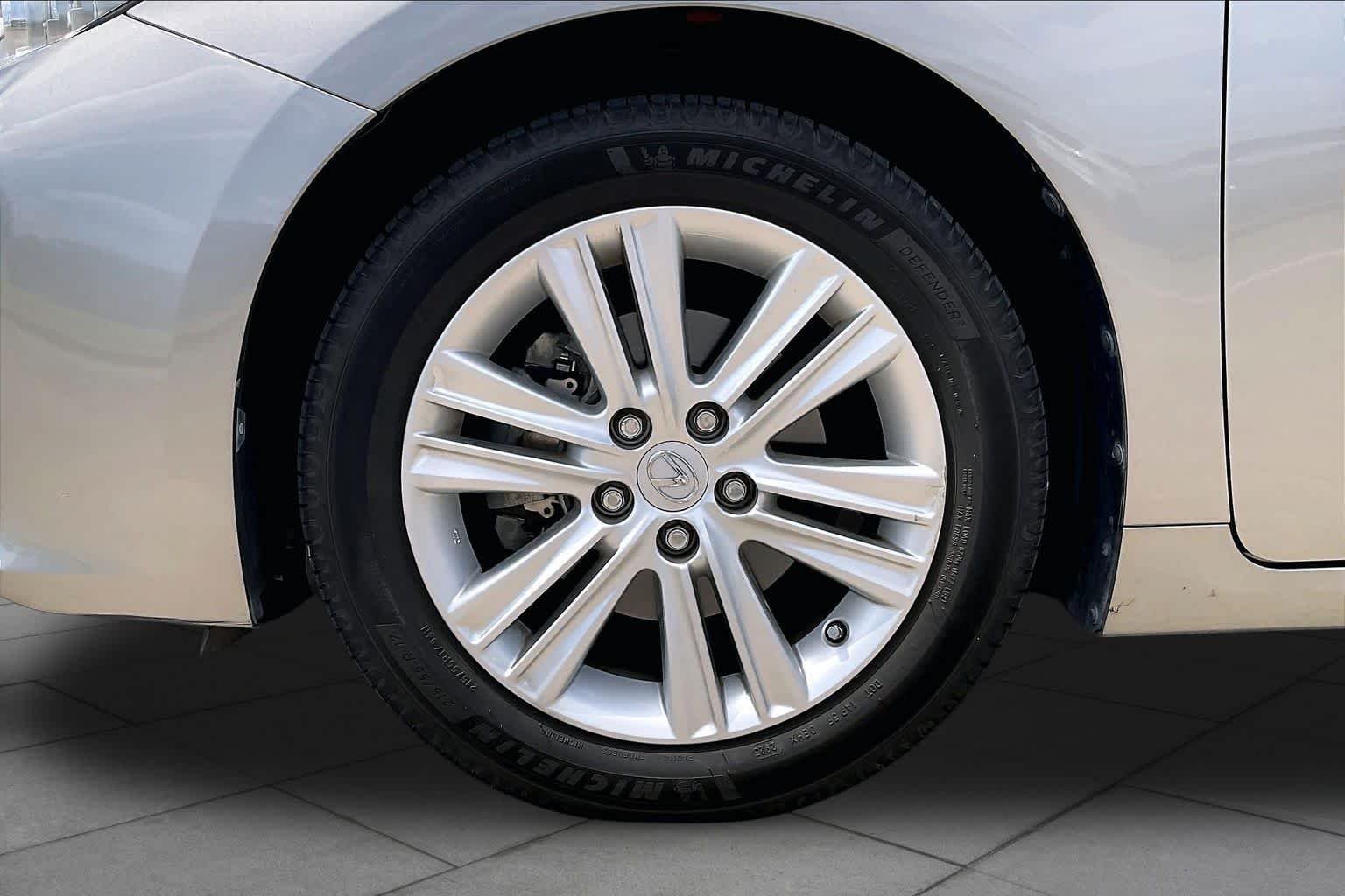 Used 2015 Atomic Silver Lexus  image 9