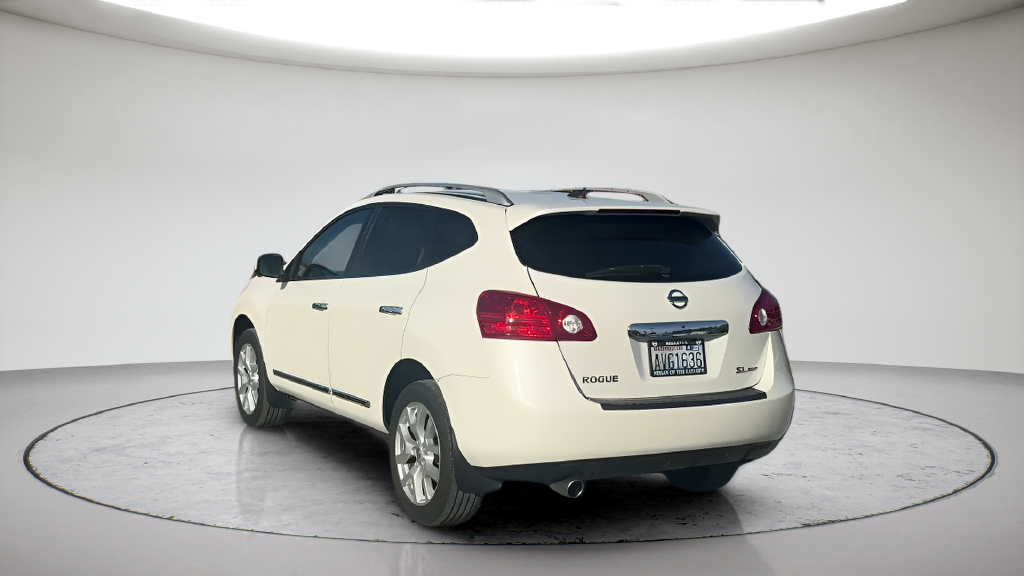 Used 2012 White Nissan SL image 8