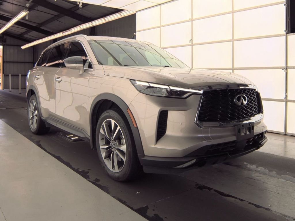 Used 2023 Silver INFINITI LUXE image 2