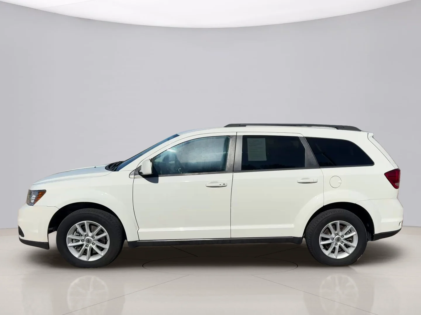 Used 2018 White Dodge SXT image 2