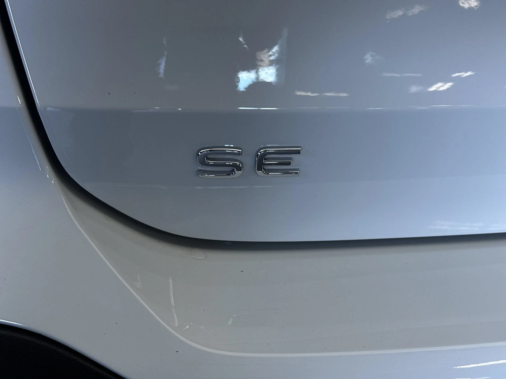 Used 2025 Pure White Volkswagen SE image 23