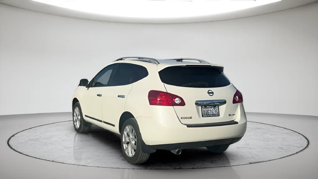 Used 2012 White Nissan SL image 8