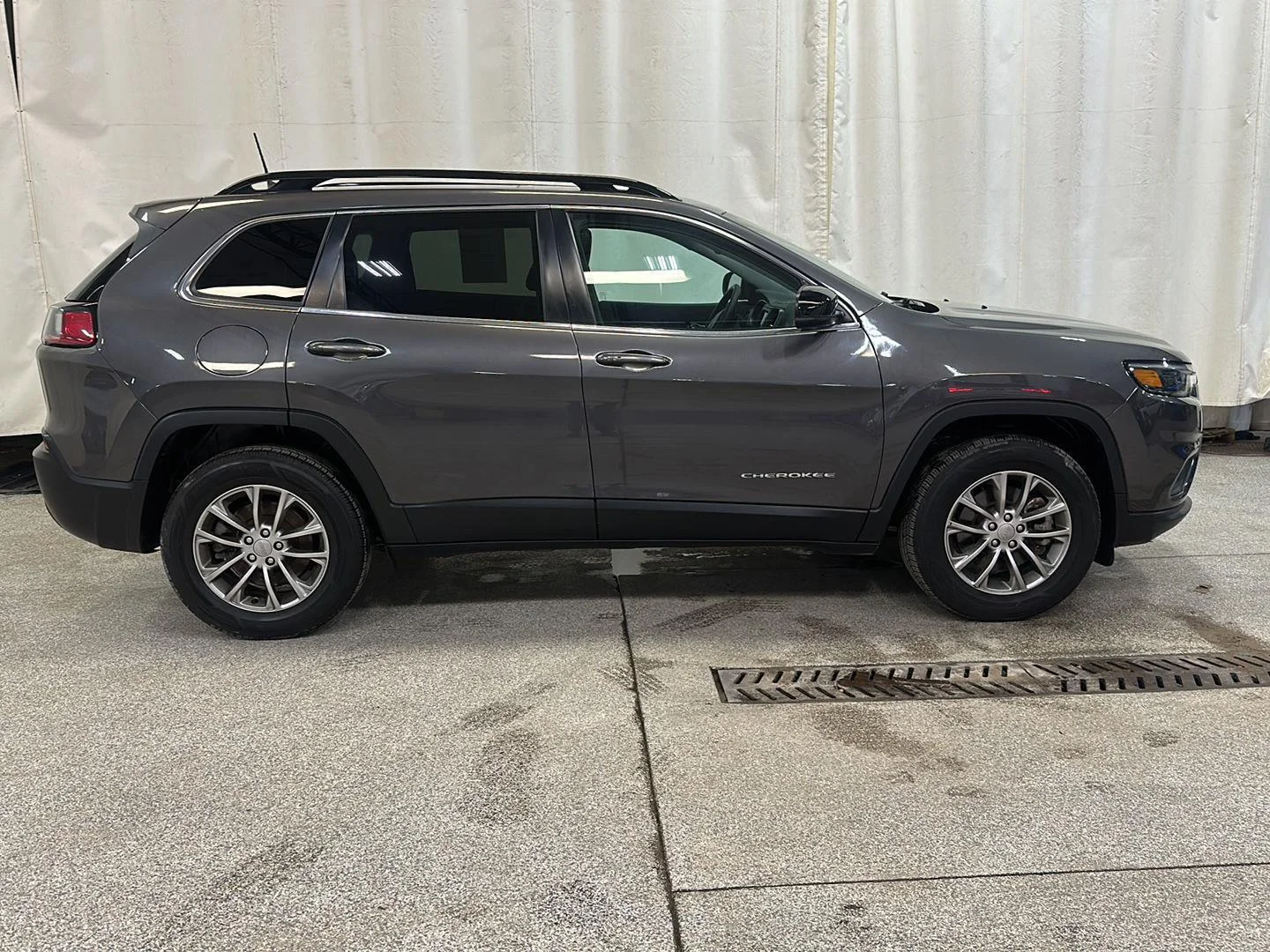 Used 2022 Granite Crystal Metallic Clearcoat Jeep Latitude Lux image 6