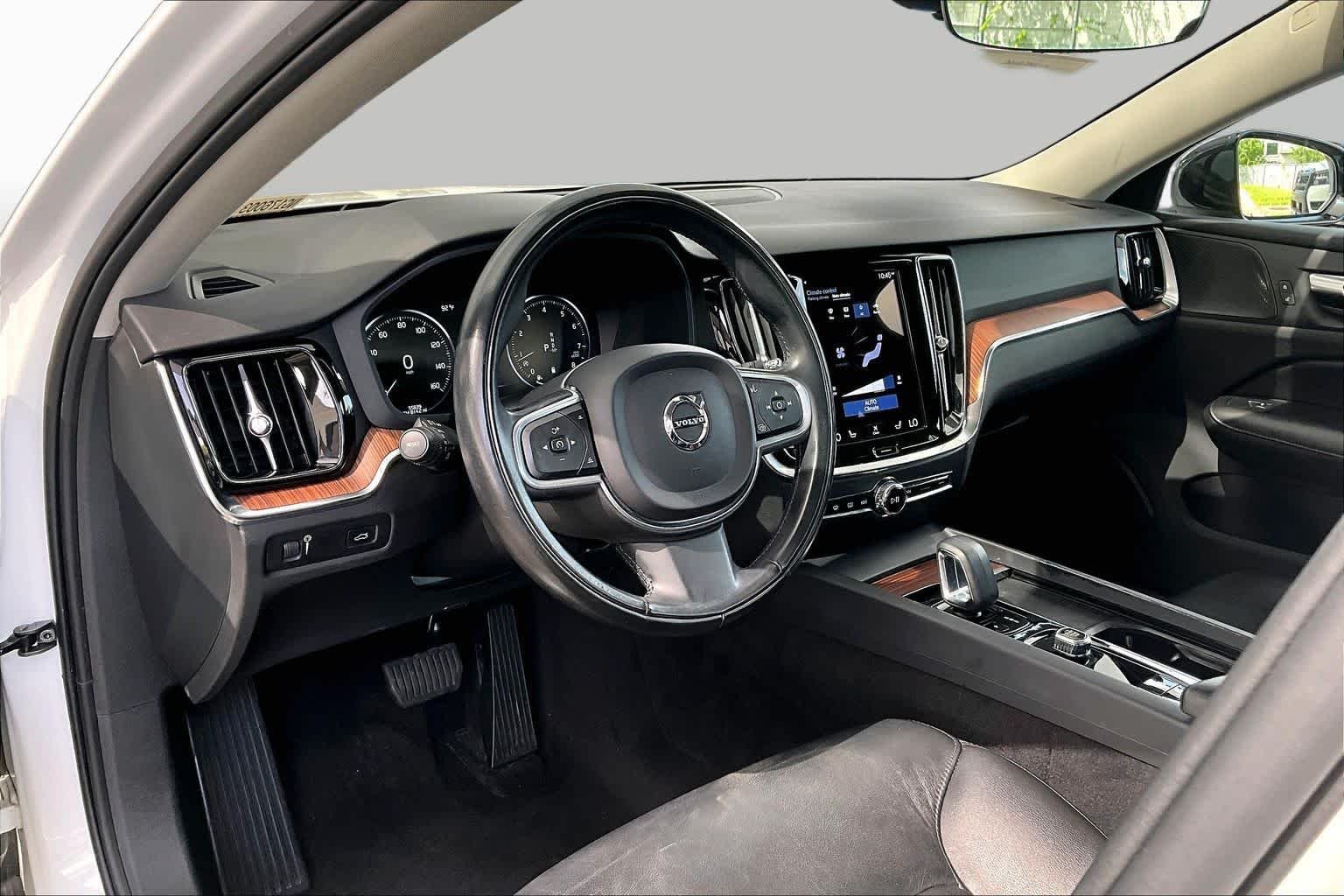 Used 2022 Crystal White Metallic Volvo Momentum image 18