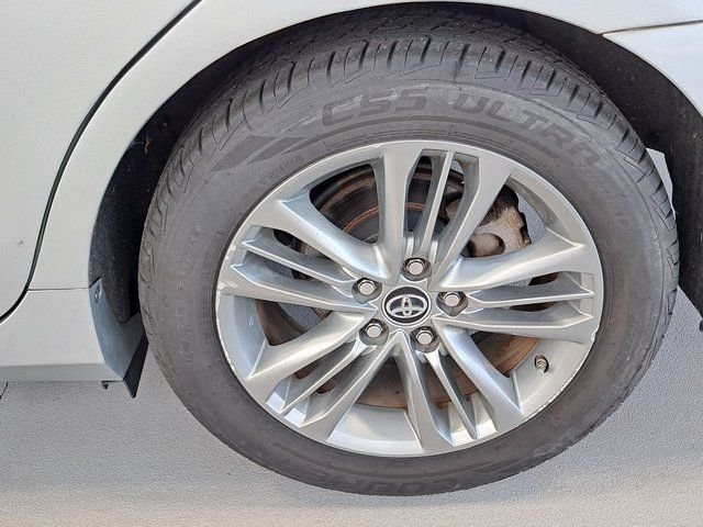 Used 2015 Silver Toyota SE image 30