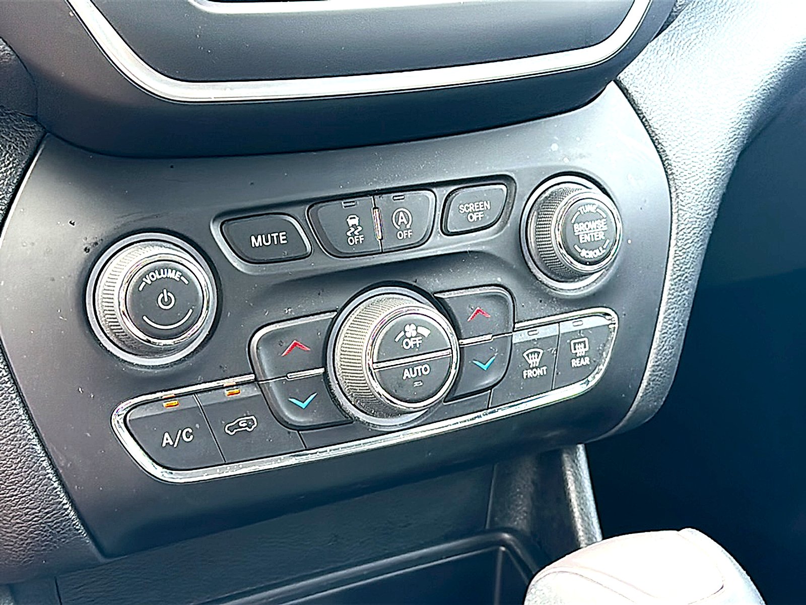 Used 2022 WHITE Jeep Latitude Lux 4x4 image 33