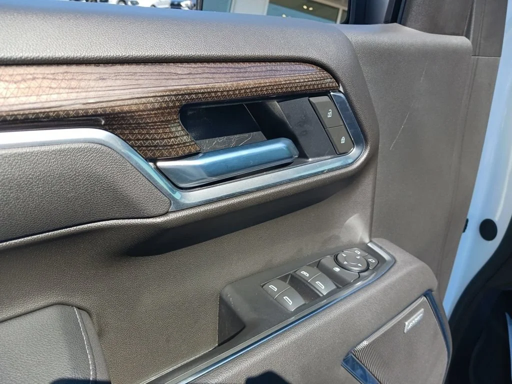 Used 2025 Summit White Chevrolet RST image 25