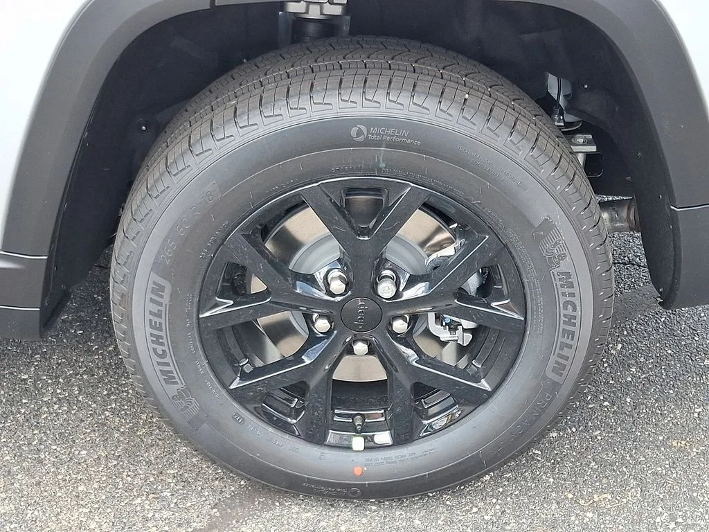 New 2026 Silver Zynith Exterior Paint Jeep Altitude image 5