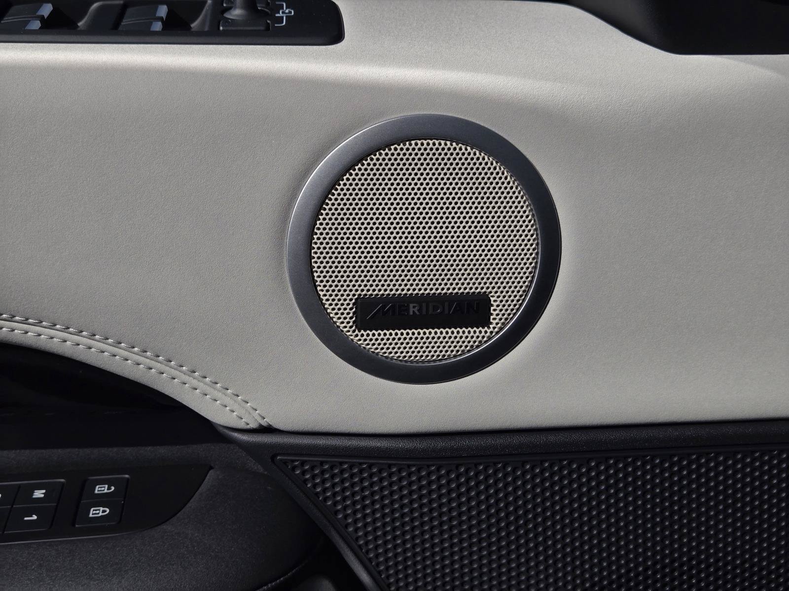 Used 2025 Fuji White Land Rover S image 35