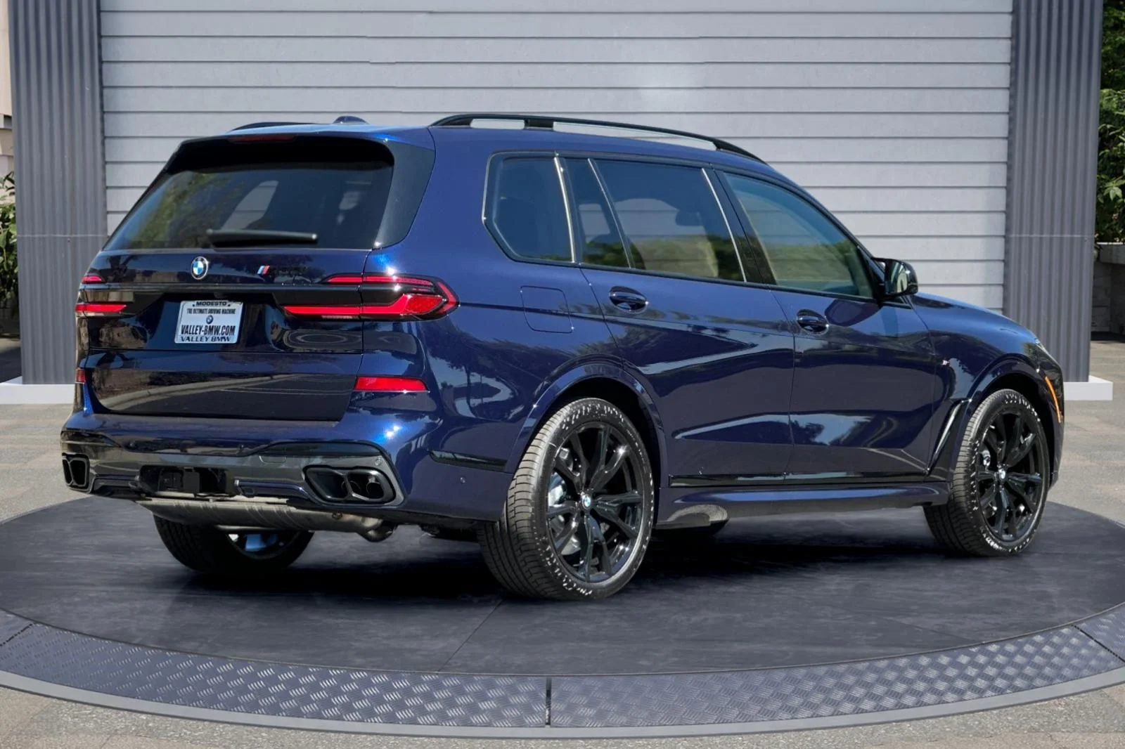 New 2026 Tanzanite Blue II Metallic BMW M60i image 4