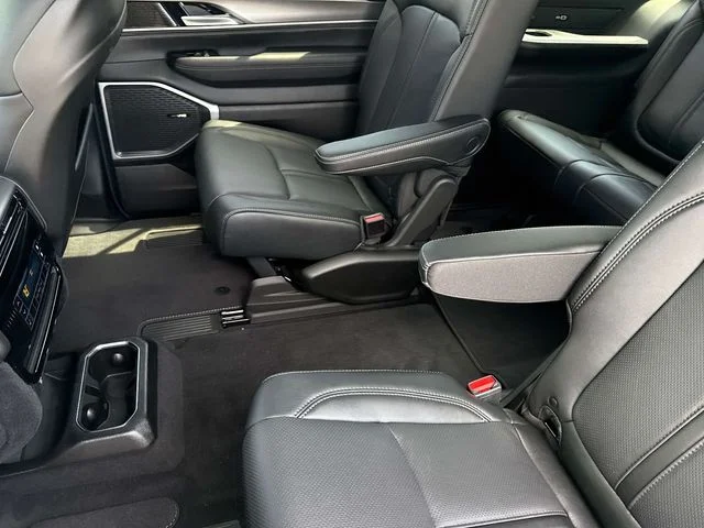 New 2026 Bright White Clear-Coat Exterior Paint Jeep Limited Altitude image 13