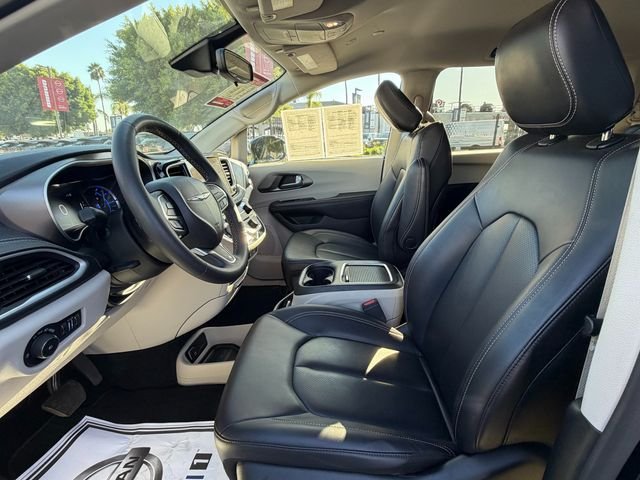 Used 2024 Black Chrysler Select image 28
