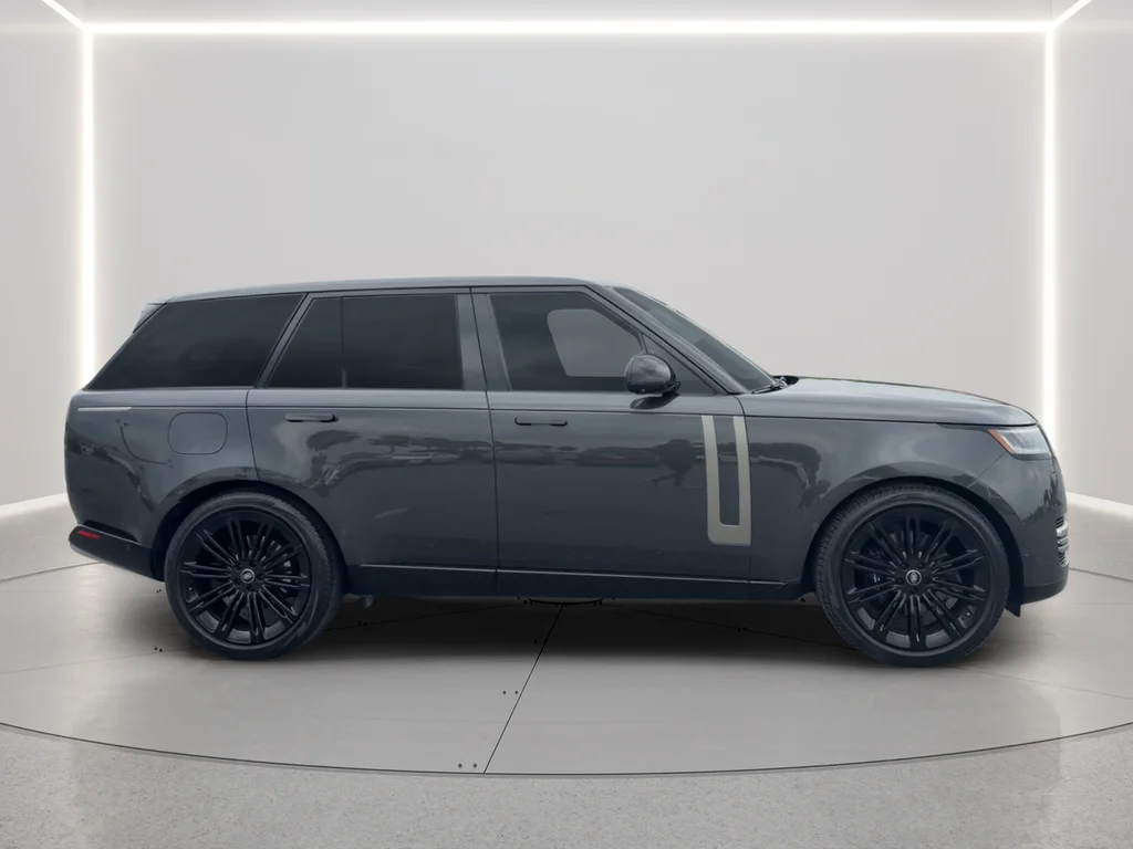 Used 2023  Land Rover SE image 4