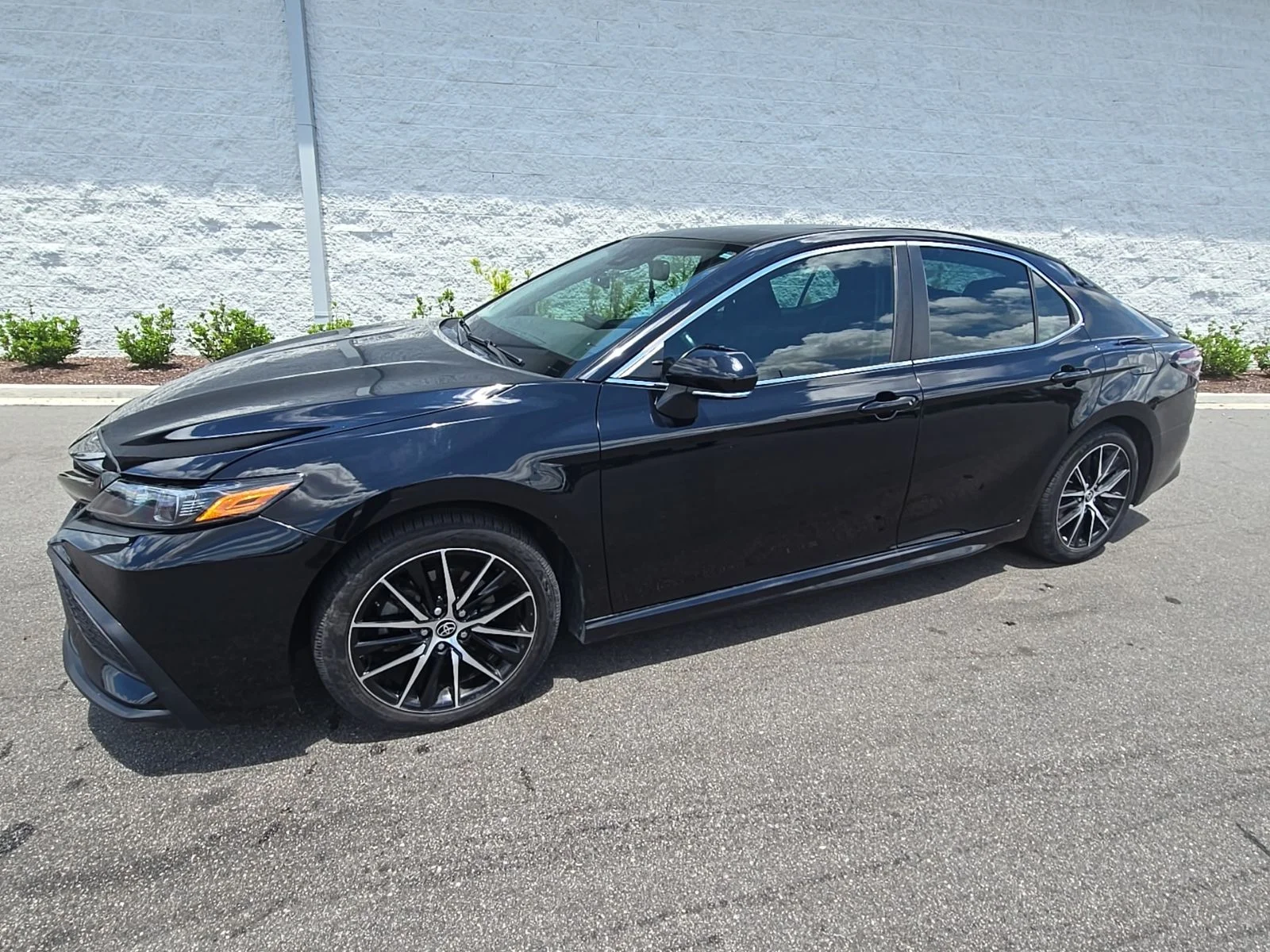Used 2022 Midnight Black Metallic Toyota SE image 9