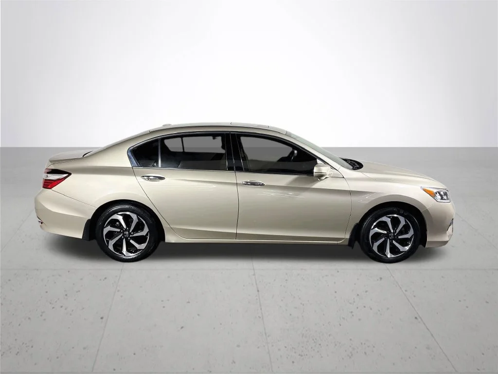 Used 2017 Champagne Frost Pearl Honda EX-L image 5