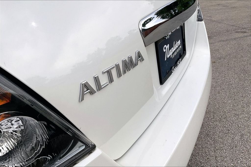 Used 2012 White Nissan 2.5 S image 29