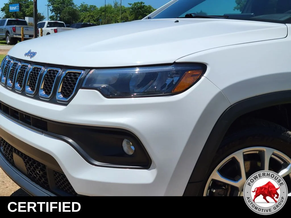 Used 2023 White Jeep Latitude Lux image 11