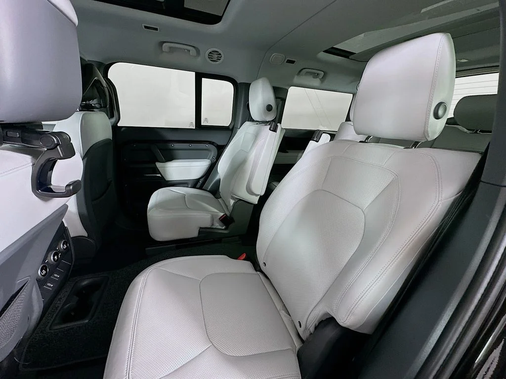 New 2026 Santorini Black Land Rover X-Dynamic SE image 24