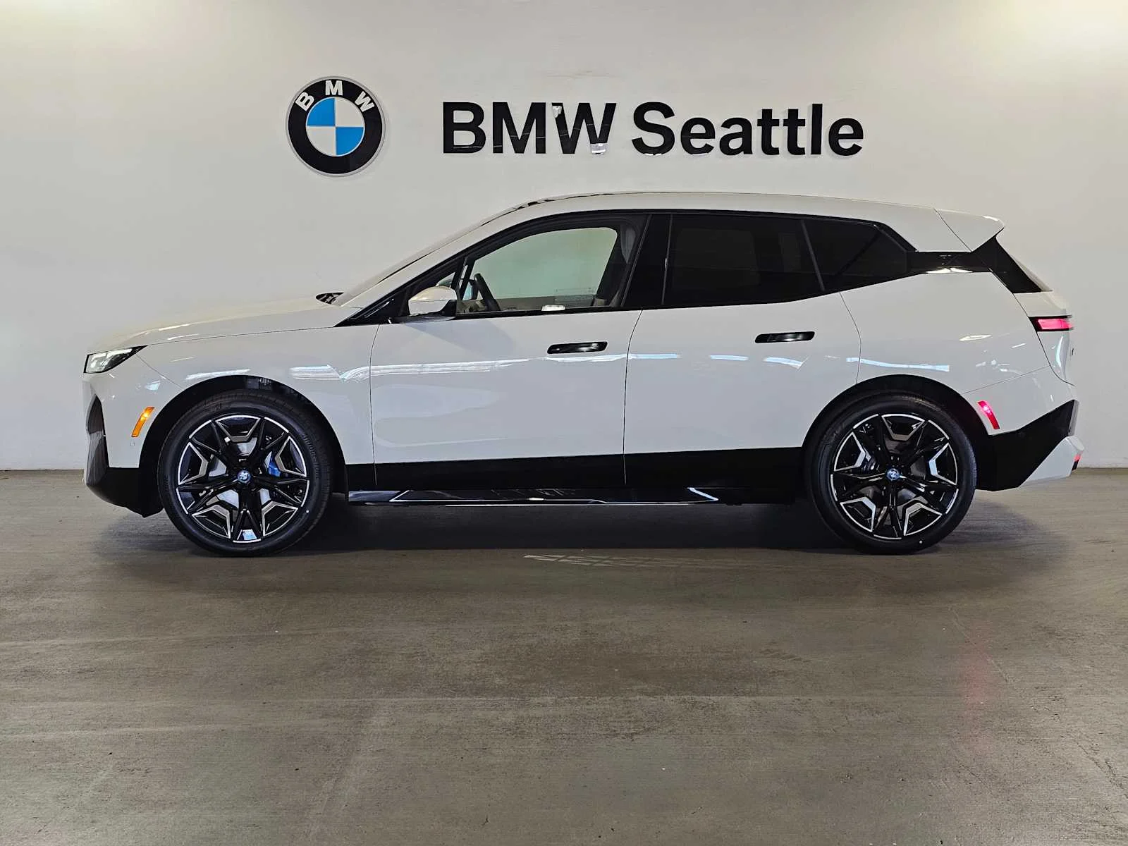Certified Used 2024 Alpine White BMW xDrive50 image 3