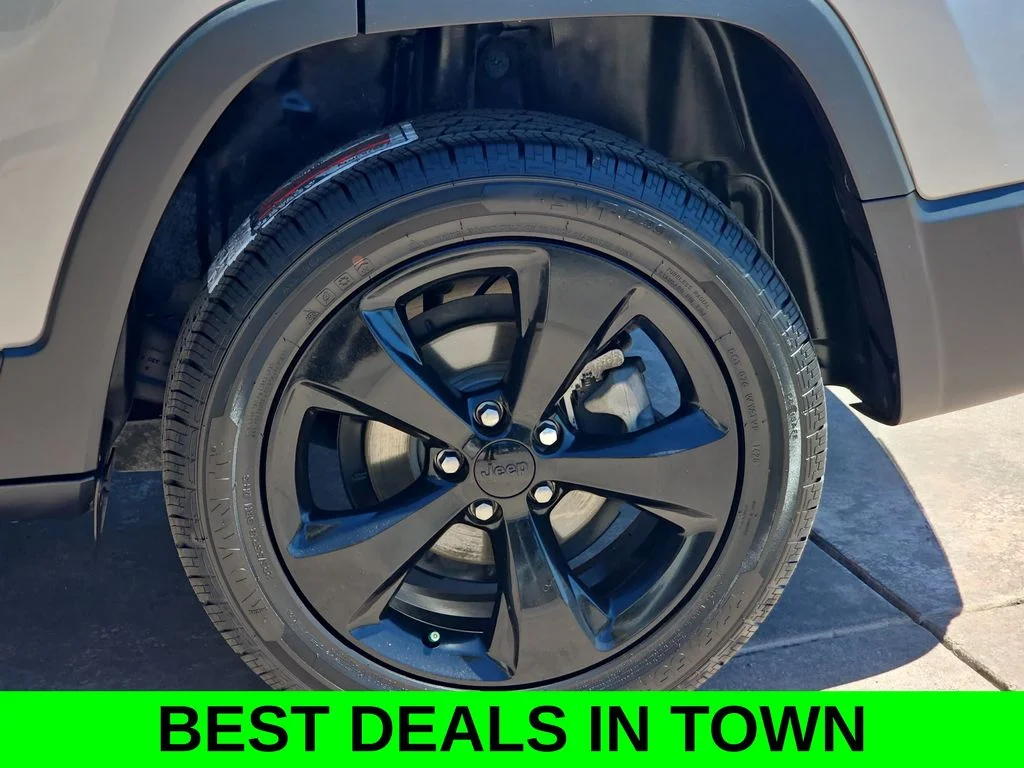 Used 2021 Silver Jeep Latitude Plus image 35