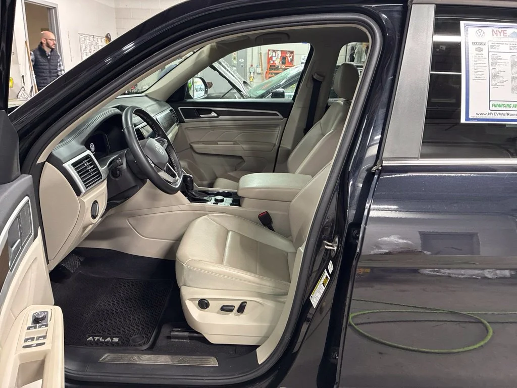 Used 2022 Black Volkswagen 3.6L V6 SE w/Technology image 9