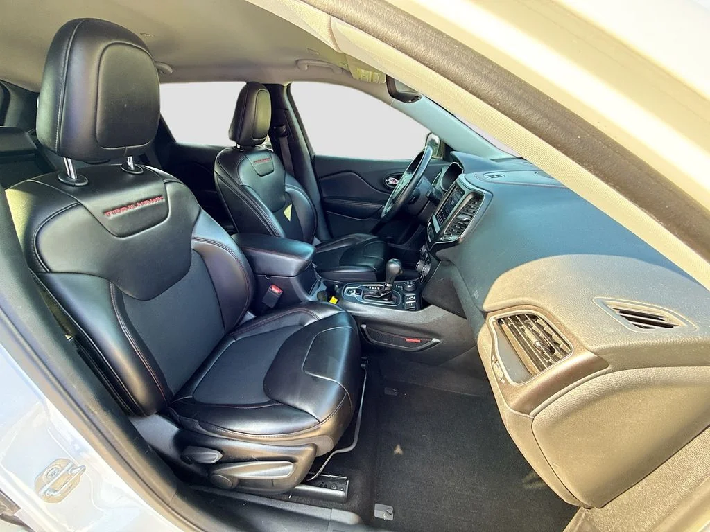 Used 2019 Bright White Clearcoat Jeep Trailhawk image 28