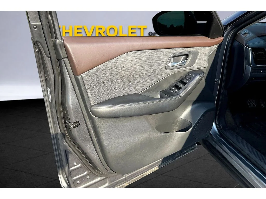 Used 2023  Nissan SV image 16