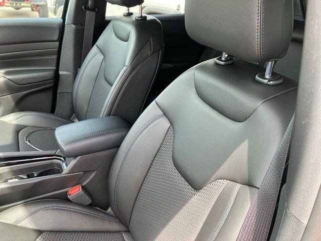 New 2026 Diamond Black Crystal Pearlcoat Jeep Latitude Altitude image 11