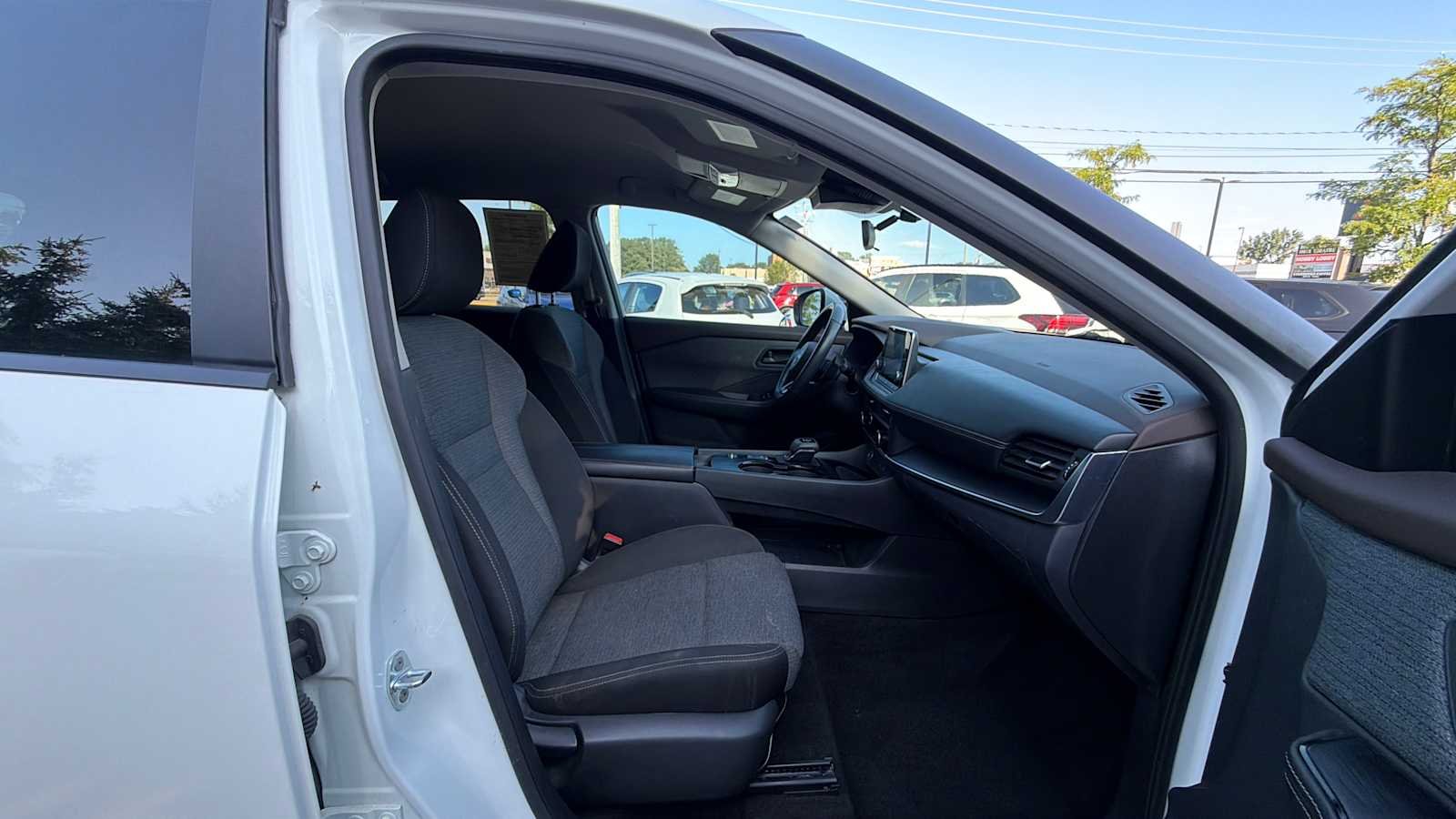 Used 2022 Glacier White Nissan S image 21