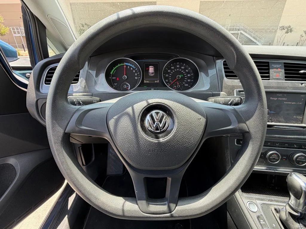 Used 2016 Blue Volkswagen SE image 12