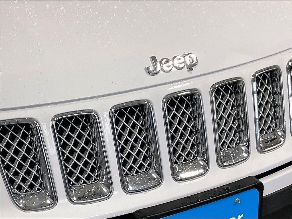 Used 2017 White Jeep Latitude image 30