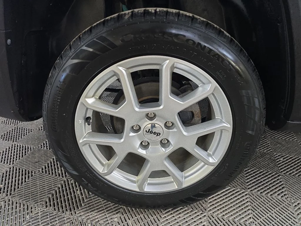 Used 2022 Teal Jeep Latitude image 13