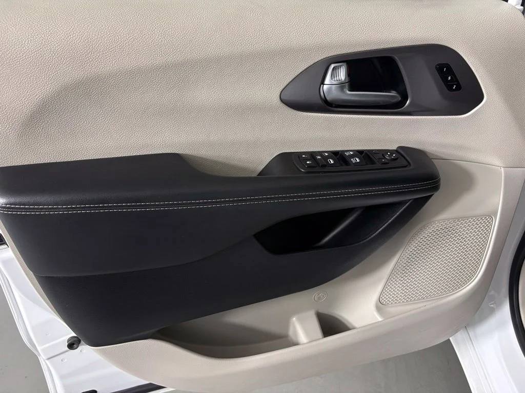 Used 2023 White Chrysler Touring L image 13